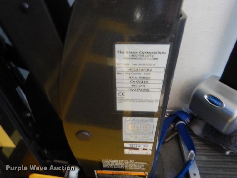 image for item HB9346 2009 Ford E350 Super Duty  shuttle bus