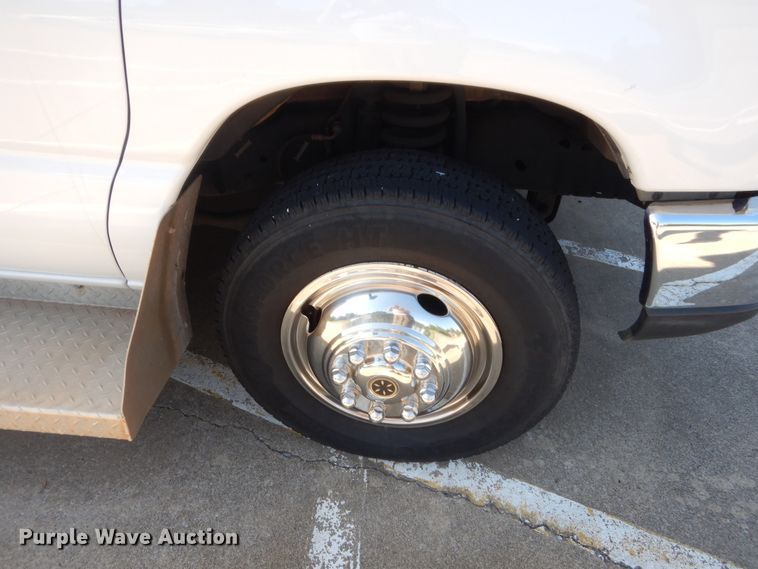 image for item HB9346 2009 Ford E350 Super Duty  shuttle bus