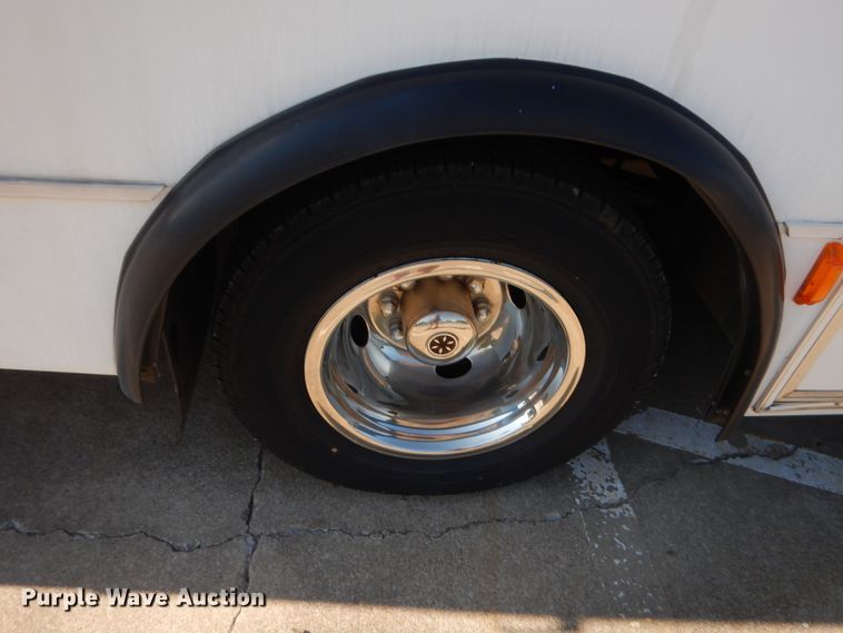 image for item HB9346 2009 Ford E350 Super Duty  shuttle bus