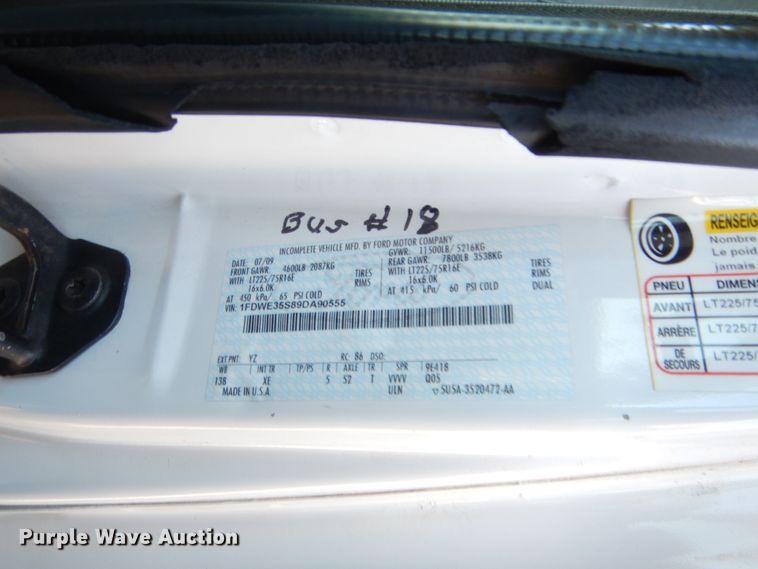 image for item HB9346 2009 Ford E350 Super Duty  shuttle bus