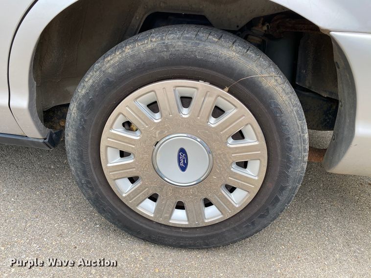 image for item HG9219 2005 Ford Crown Victoria Police Interceptor