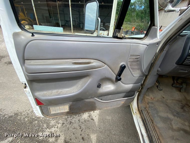 image for item HG9222 1995 Ford F450 Super Duty  flatbed truck