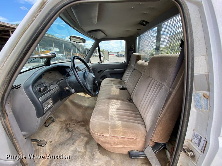 image for item HG9222 1995 Ford F450 Super Duty  flatbed truck