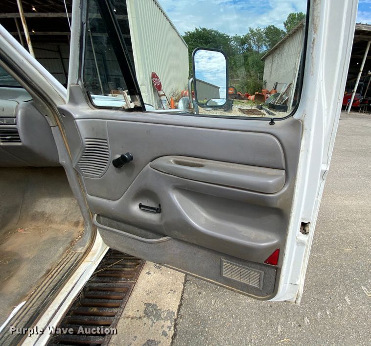 image for item HG9222 1995 Ford F450 Super Duty  flatbed truck