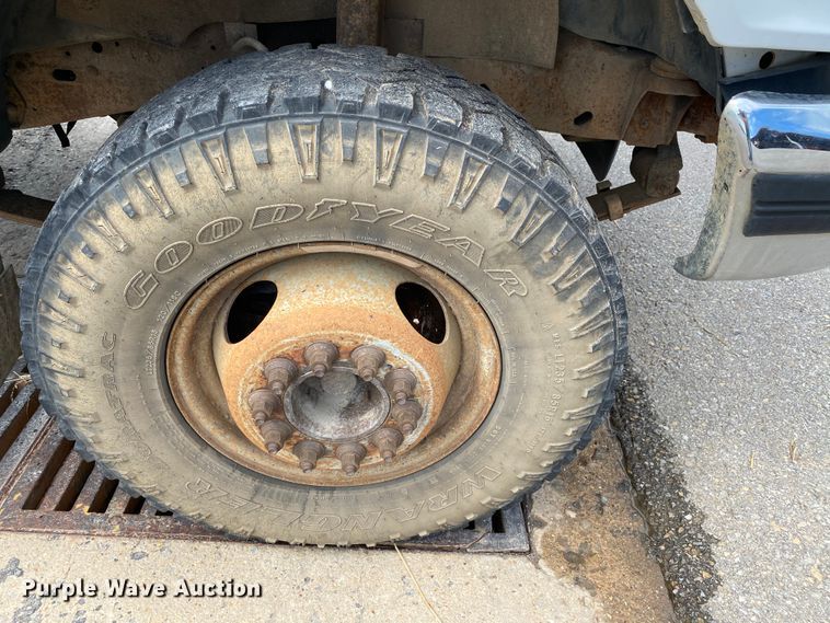 image for item HG9222 1995 Ford F450 Super Duty  flatbed truck