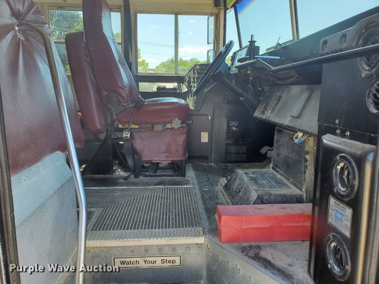 image for item HK9234 2002 Chevrolet Blue Bird  school bus