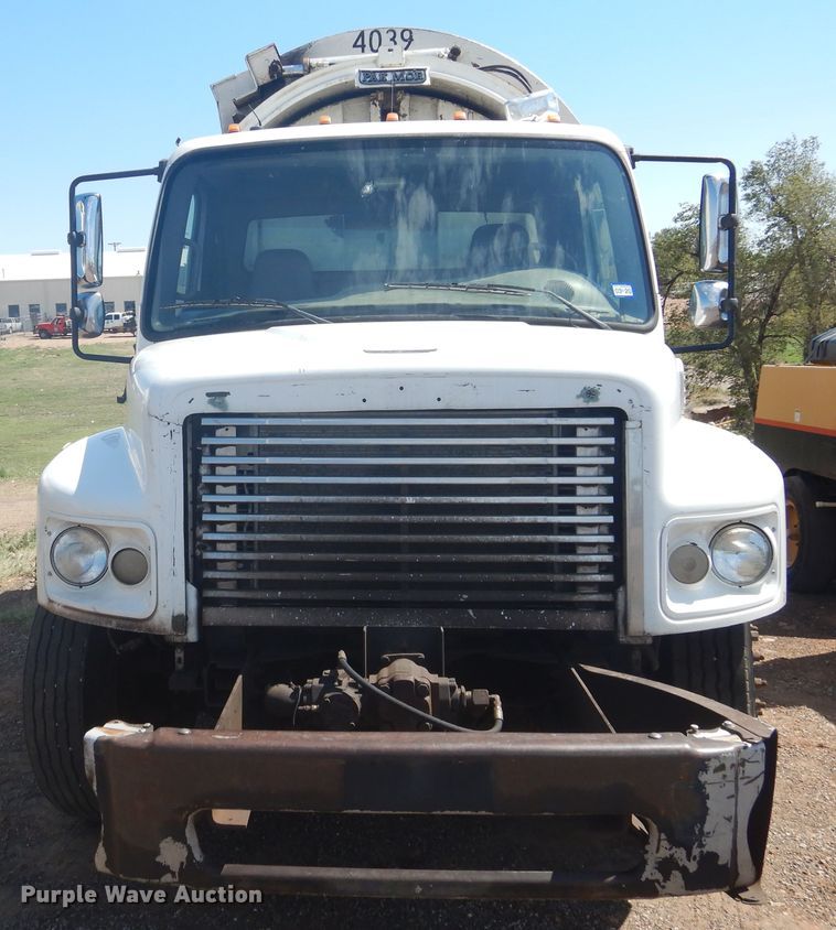 image for item HO9850 2005 Freightliner Business Class M2  refuse truck