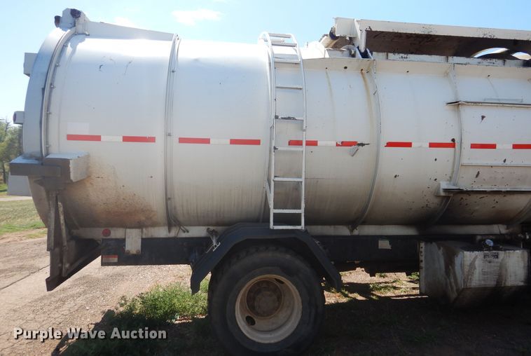 image for item HO9850 2005 Freightliner Business Class M2  refuse truck