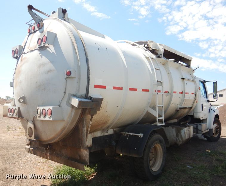 image for item HO9850 2005 Freightliner Business Class M2  refuse truck