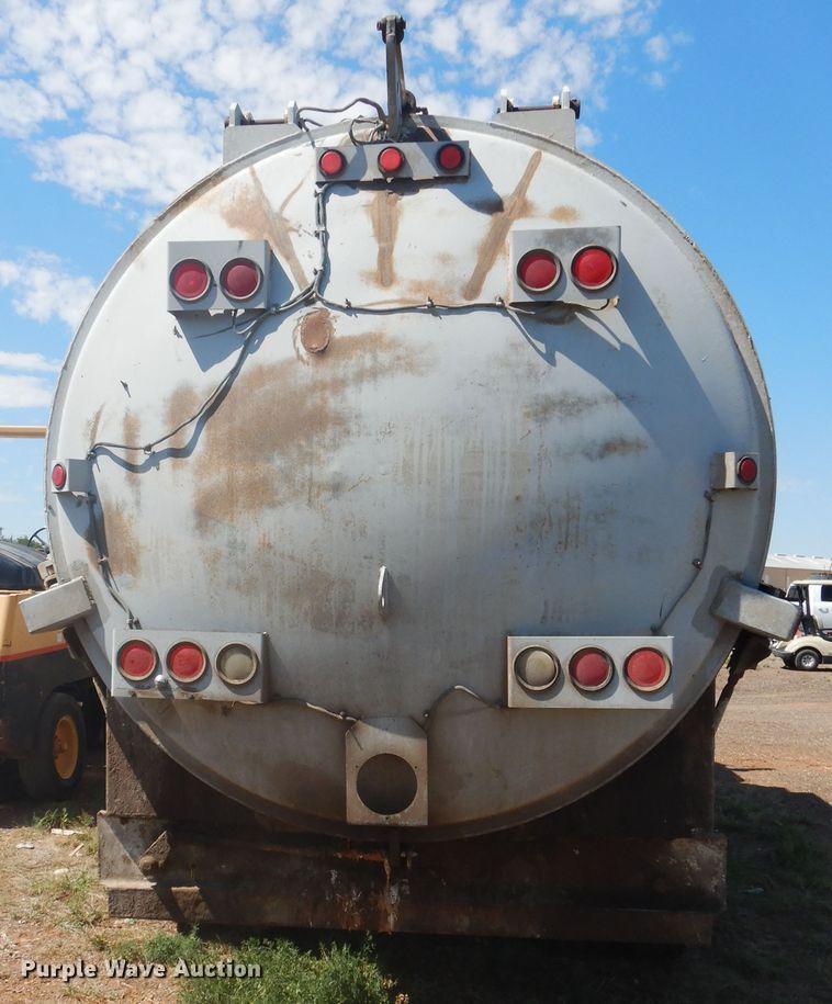 image for item HO9850 2005 Freightliner Business Class M2  refuse truck