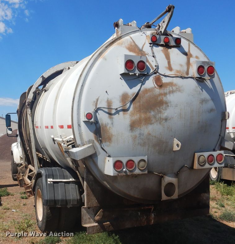 image for item HO9850 2005 Freightliner Business Class M2  refuse truck