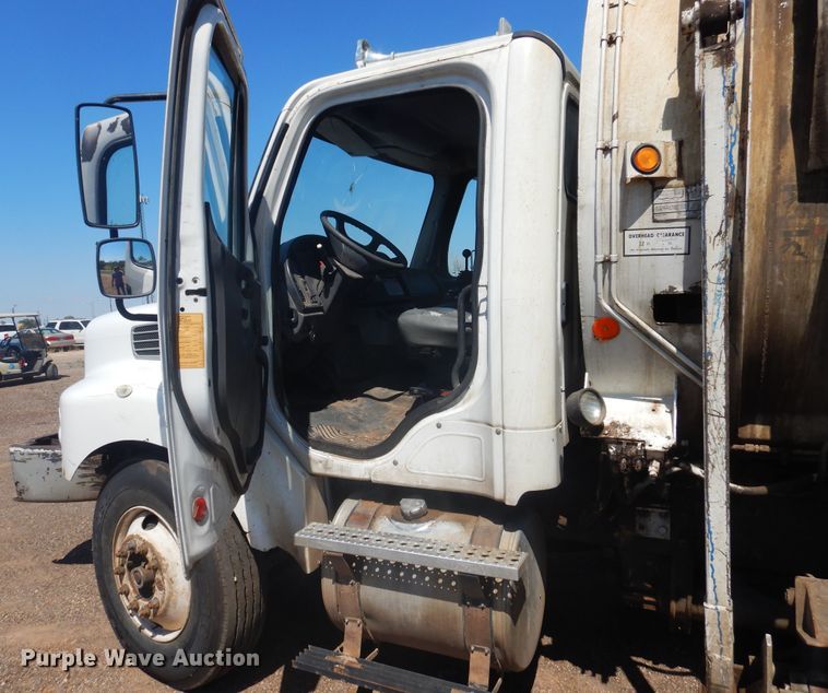 image for item HO9850 2005 Freightliner Business Class M2  refuse truck