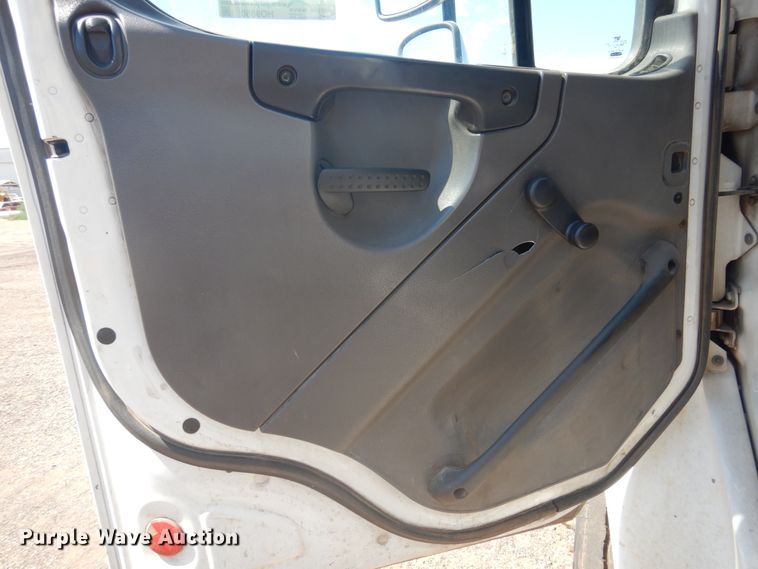 image for item HO9850 2005 Freightliner Business Class M2  refuse truck