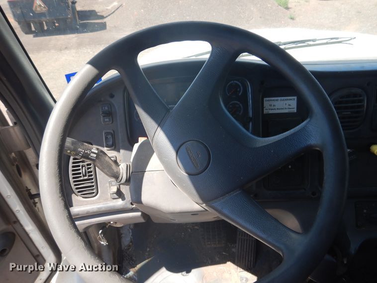 image for item HO9850 2005 Freightliner Business Class M2  refuse truck