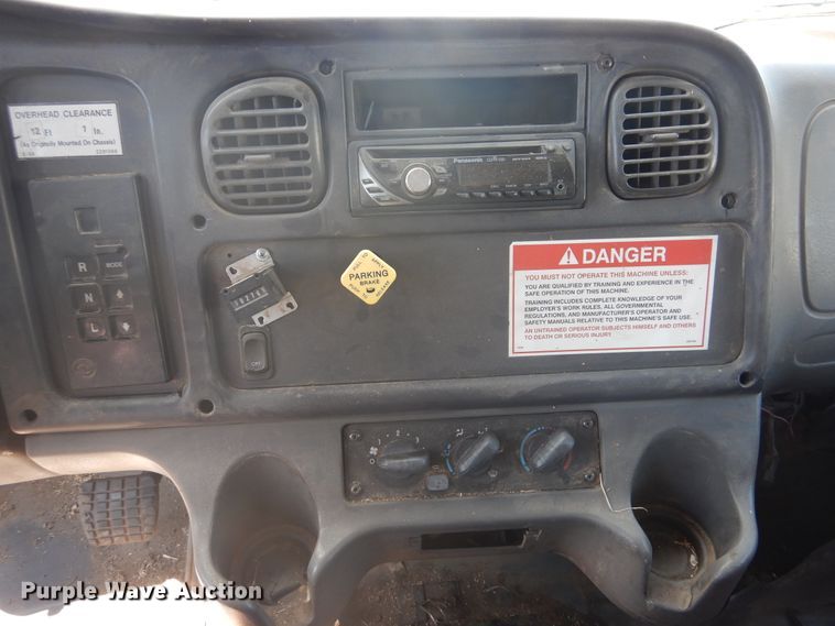 image for item HO9850 2005 Freightliner Business Class M2  refuse truck