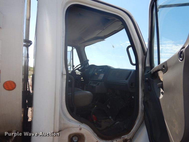 image for item HO9850 2005 Freightliner Business Class M2  refuse truck