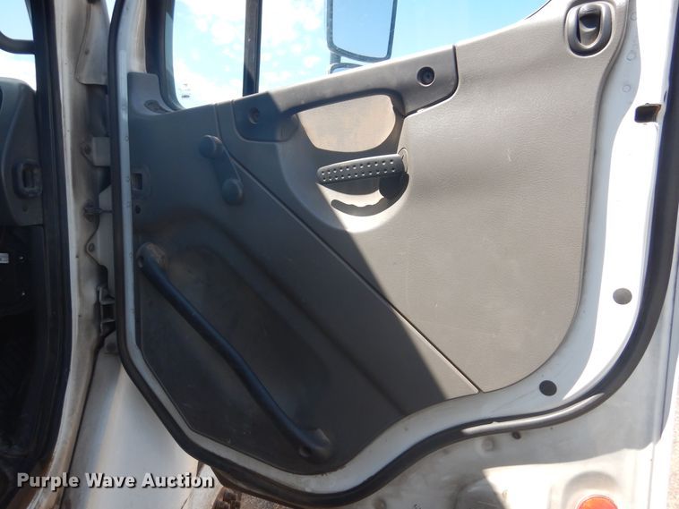 image for item HO9850 2005 Freightliner Business Class M2  refuse truck