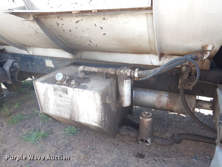 image for item HO9850 2005 Freightliner Business Class M2  refuse truck