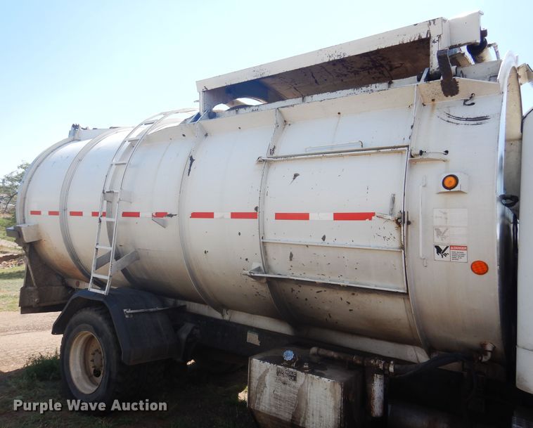 image for item HO9850 2005 Freightliner Business Class M2  refuse truck