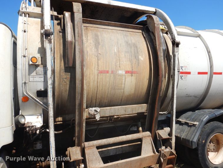 image for item HO9850 2005 Freightliner Business Class M2  refuse truck