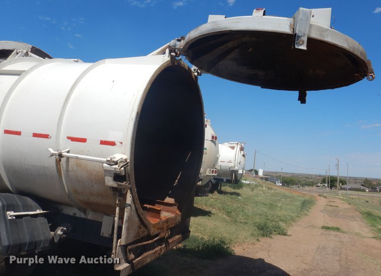 image for item HO9850 2005 Freightliner Business Class M2  refuse truck