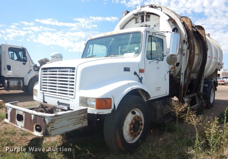 image for item HO9852 2000 International 4900  refuse truck