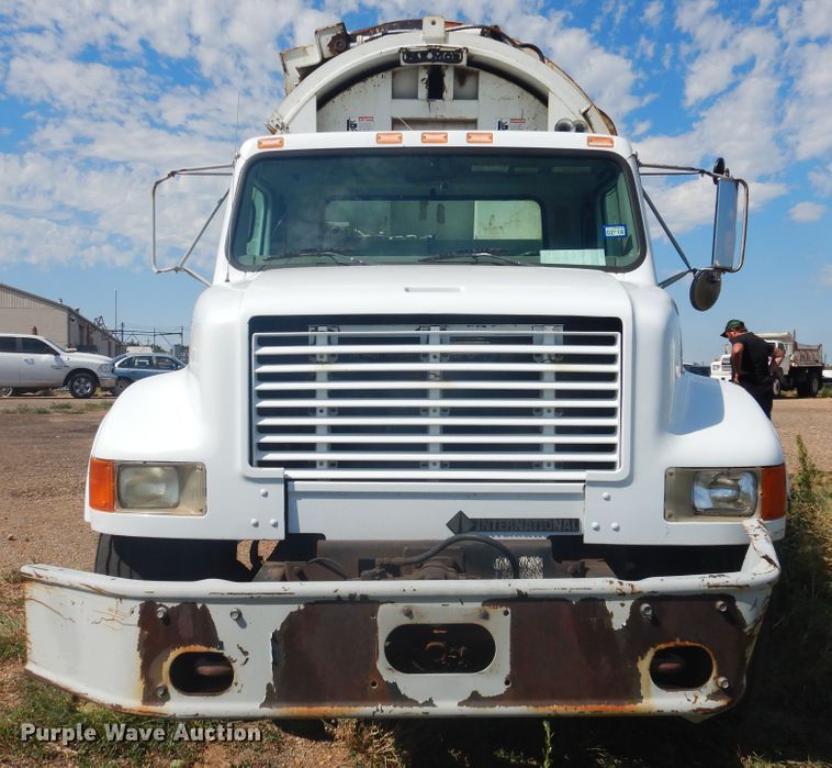 image for item HO9852 2000 International 4900  refuse truck