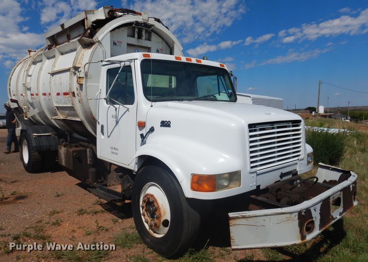 image for item HO9852 2000 International 4900  refuse truck
