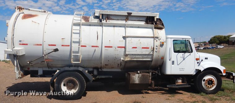 image for item HO9852 2000 International 4900  refuse truck