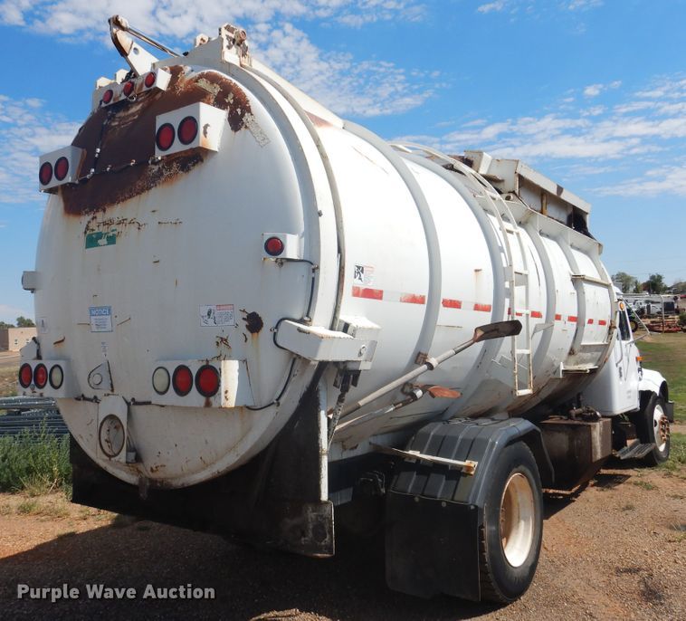 image for item HO9852 2000 International 4900  refuse truck