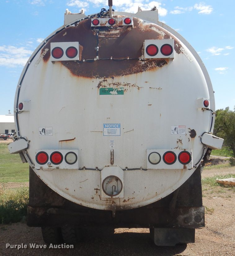 image for item HO9852 2000 International 4900  refuse truck