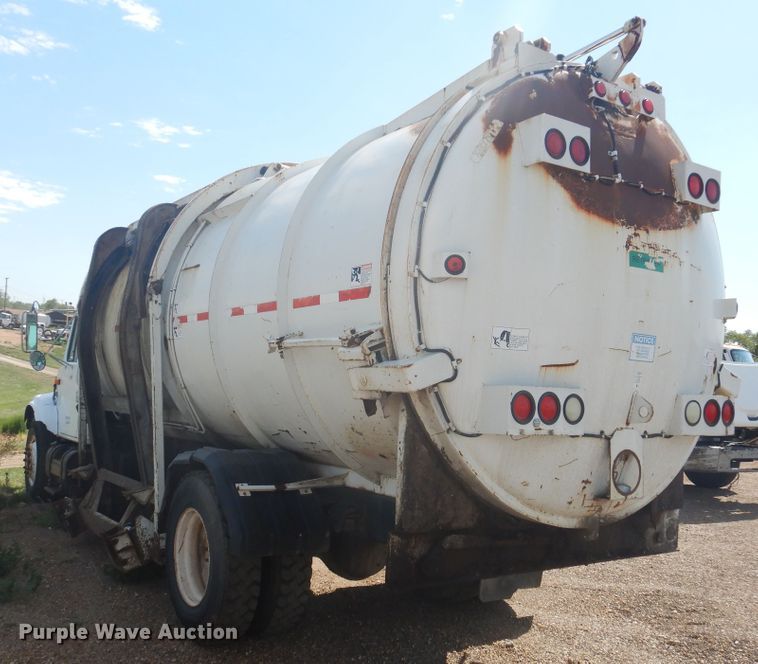image for item HO9852 2000 International 4900  refuse truck