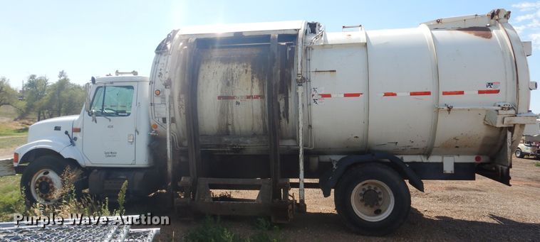 image for item HO9852 2000 International 4900  refuse truck