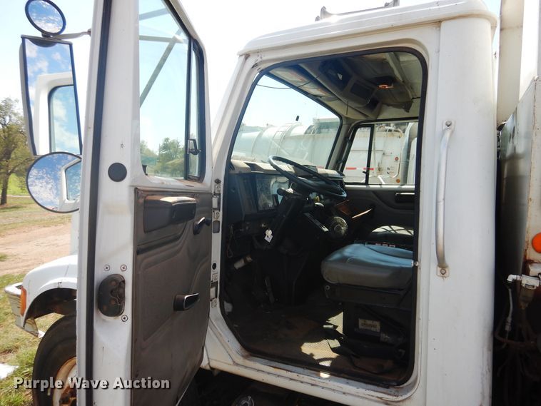 image for item HO9852 2000 International 4900  refuse truck