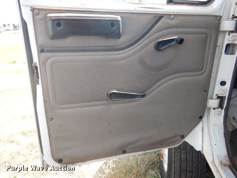 image for item HO9852 2000 International 4900  refuse truck