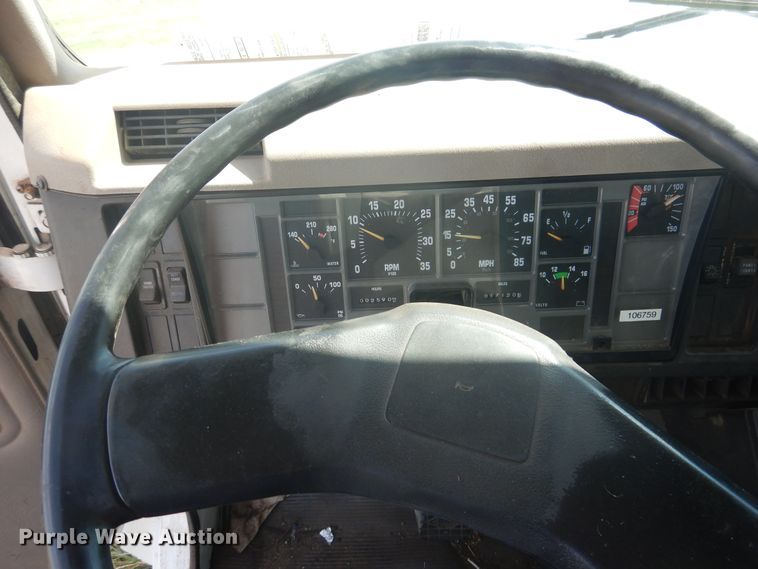 image for item HO9852 2000 International 4900  refuse truck