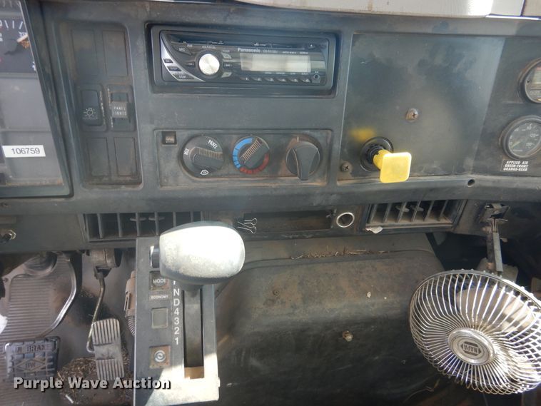 image for item HO9852 2000 International 4900  refuse truck