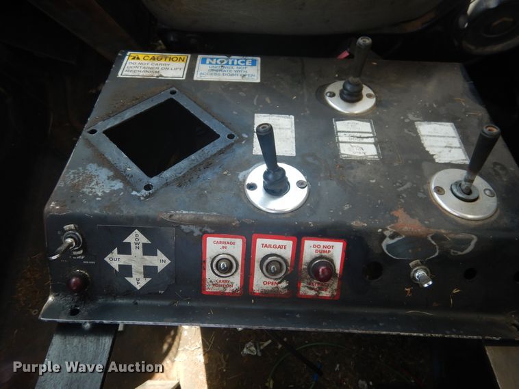 image for item HO9852 2000 International 4900  refuse truck