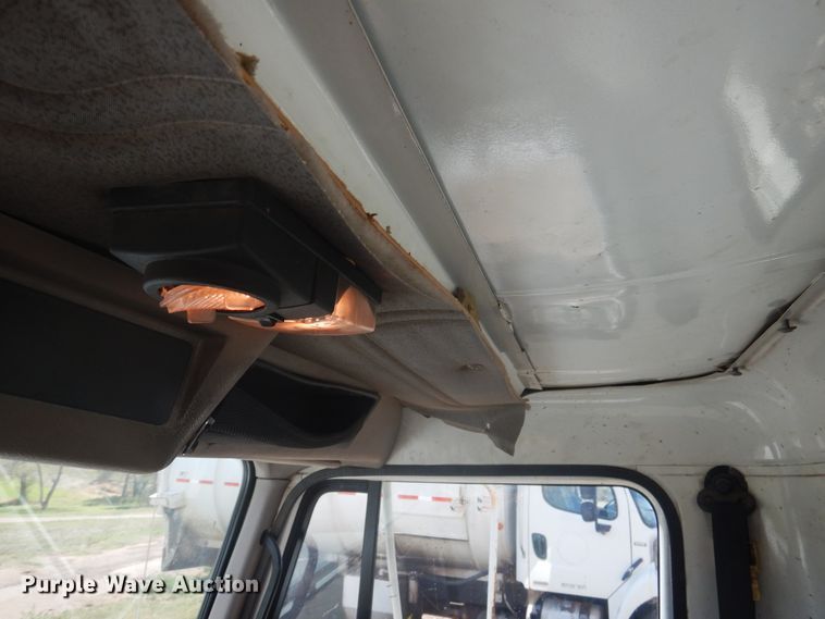 image for item HO9852 2000 International 4900  refuse truck