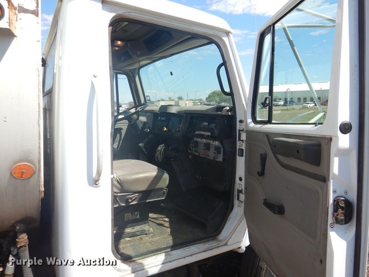 image for item HO9852 2000 International 4900  refuse truck