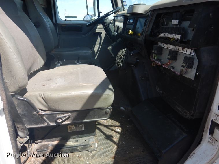 image for item HO9852 2000 International 4900  refuse truck