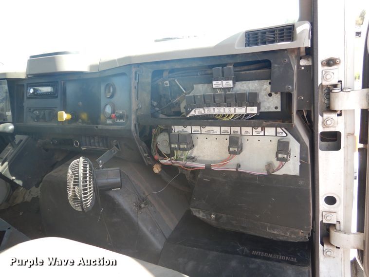 image for item HO9852 2000 International 4900  refuse truck