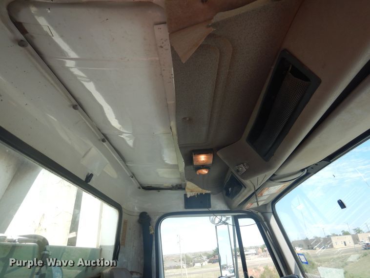 image for item HO9852 2000 International 4900  refuse truck