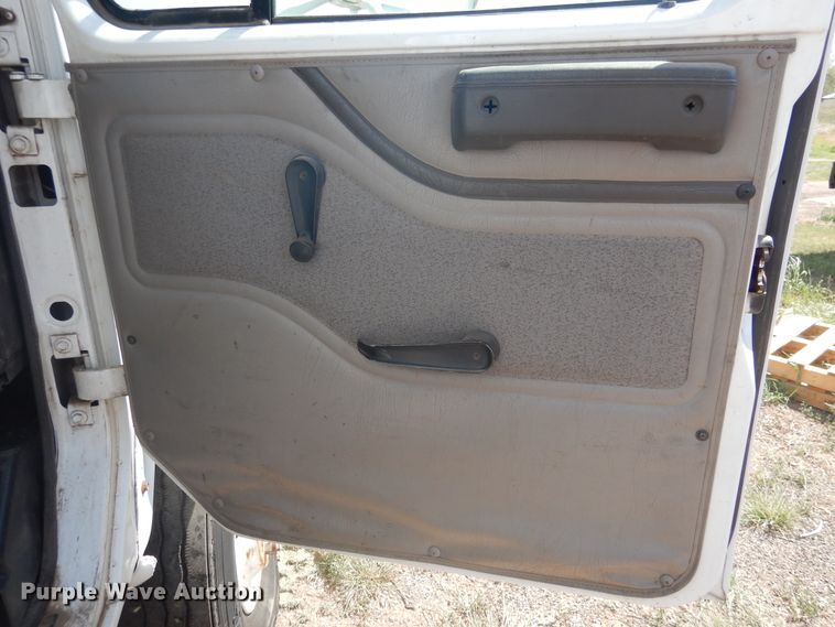 image for item HO9852 2000 International 4900  refuse truck