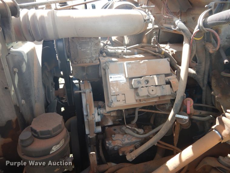 image for item HO9852 2000 International 4900  refuse truck