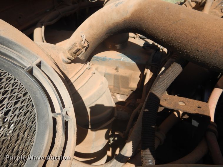 image for item HO9852 2000 International 4900  refuse truck