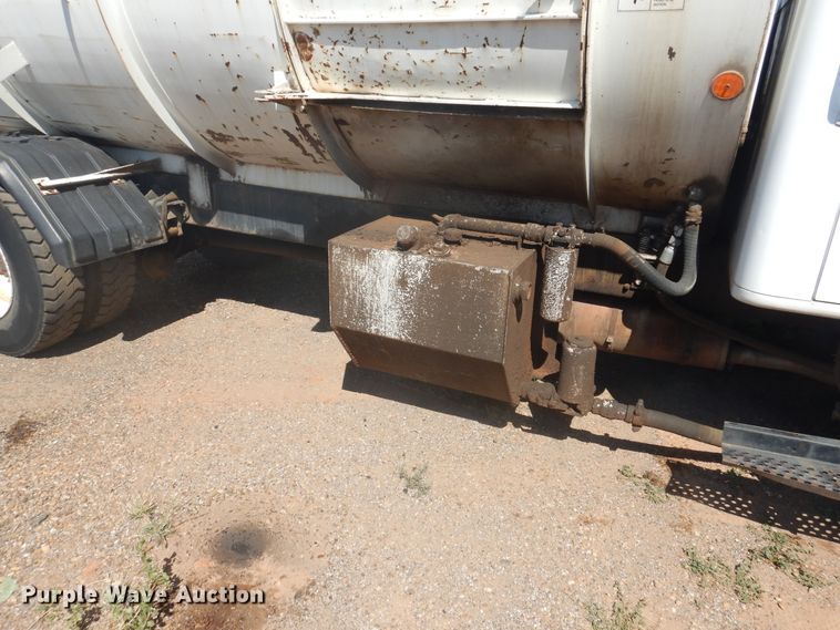 image for item HO9852 2000 International 4900  refuse truck