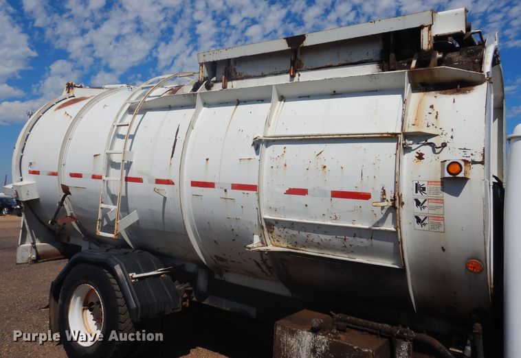 image for item HO9852 2000 International 4900  refuse truck