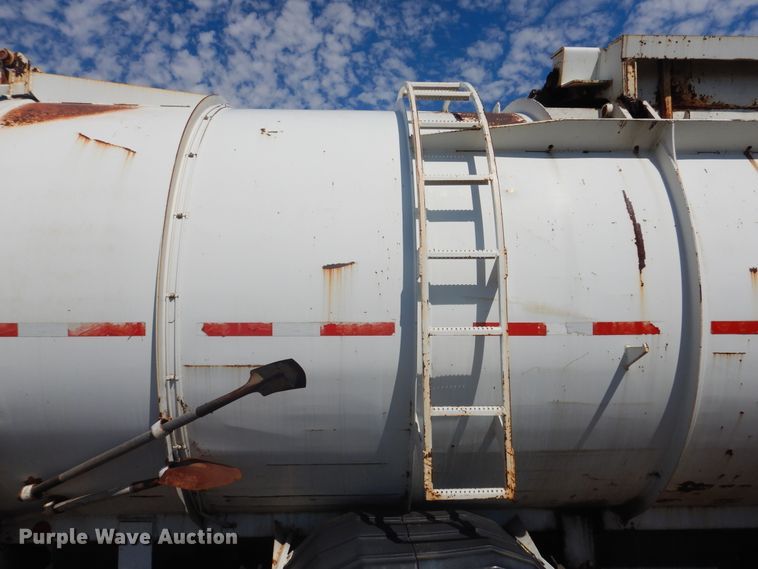 image for item HO9852 2000 International 4900  refuse truck