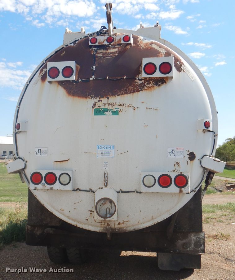 image for item HO9852 2000 International 4900  refuse truck